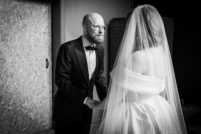 Intiem moment tussen bruid en bruidegom direct na de ceremonie, vastgelegd met aandacht en rust